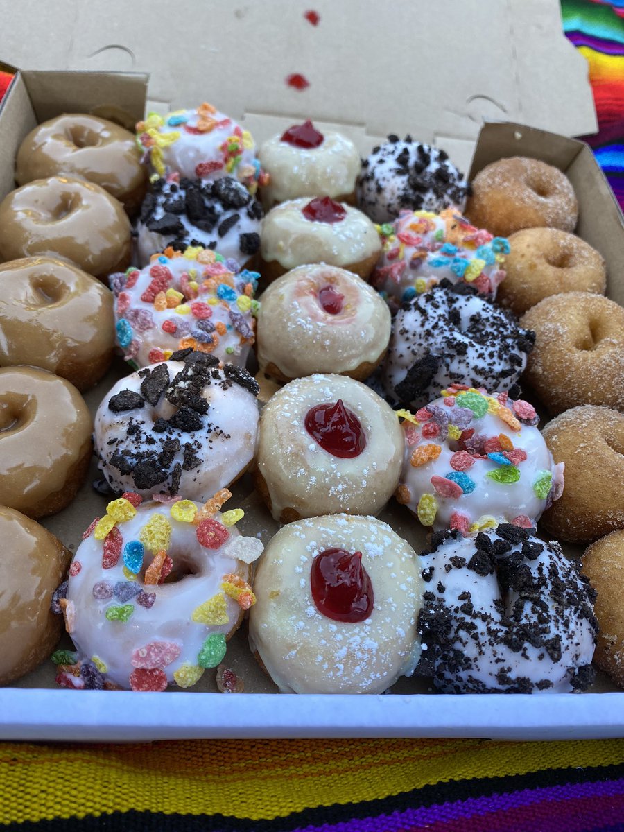 MeteoroloJess's tweet photo. Tried @eighty8donuts today finally and oh wow! SO good! And theyβre photogenic! #eighty8donuts #foodtruck #portlandmaine #maine #easternprom https://t.co/vO7SP3FeQ6