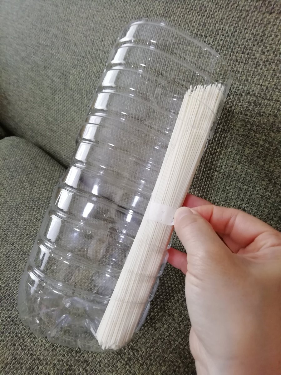 素麺やパスタをまとめて沢山茹でる時、結束を外すのが大変なので道具を作ってみました。

ペットボトルの上部分を切り飛ばし、角っこの真ん中に広めの穴を開けると素麺やパスタの帯だけ外せて、そのまま鍋の上でひっくり返せば散らばらず数束一気に茹でられますよー??✨✨ 