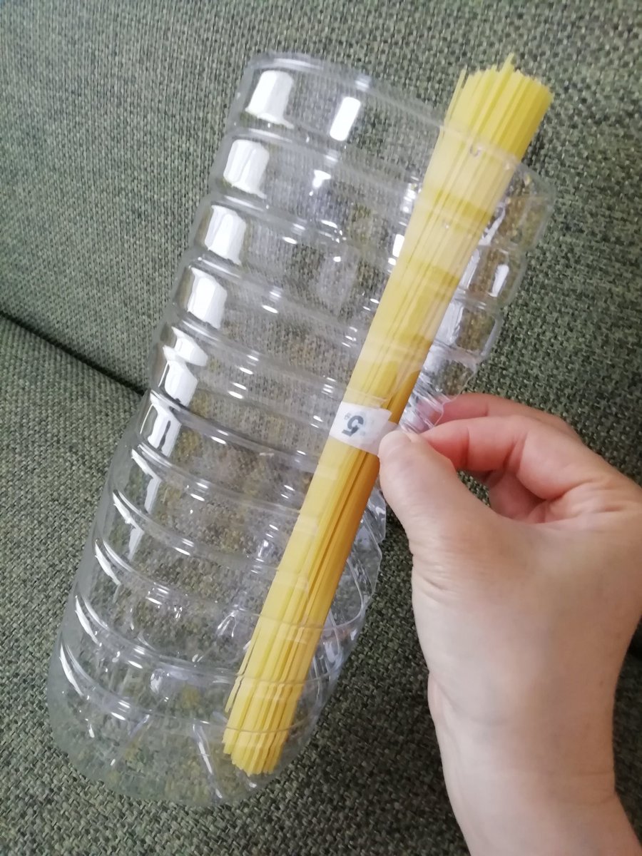 素麺やパスタをまとめて沢山茹でる時、結束を外すのが大変なので道具を作ってみました。

ペットボトルの上部分を切り飛ばし、角っこの真ん中に広めの穴を開けると素麺やパスタの帯だけ外せて、そのまま鍋の上でひっくり返せば散らばらず数束一気に茹でられますよー??✨✨ 