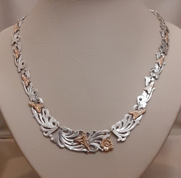 Montecassiano's tweet photo. Antiguo collar Florentino, realizado en plata 925 y oro 18k. Manufactura artesanal. 
Década de 1950.
#antiquenecklace #antiquesjewelery #goldandsilver #goldandsilverjewelry #vintagejewelry #1950jewelry #18K  #joyasantiguas #joyas #montecassiano #montecassianojoyas #BahiaBlanca https://t.co/gWEZN8B5yB