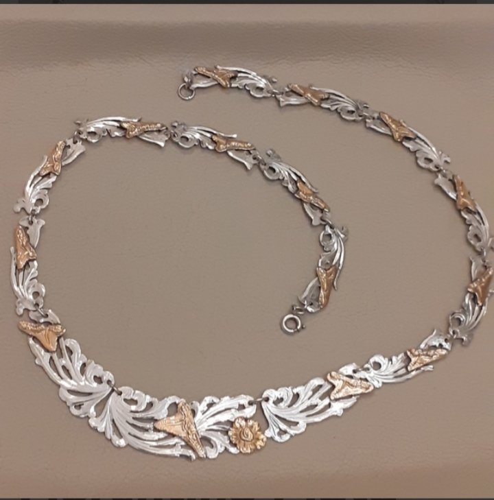 Montecassiano's tweet photo. Antiguo collar Florentino, realizado en plata 925 y oro 18k. Manufactura artesanal. 
Década de 1950.
#antiquenecklace #antiquesjewelery #goldandsilver #goldandsilverjewelry #vintagejewelry #1950jewelry #18K  #joyasantiguas #joyas #montecassiano #montecassianojoyas #BahiaBlanca https://t.co/gWEZN8B5yB