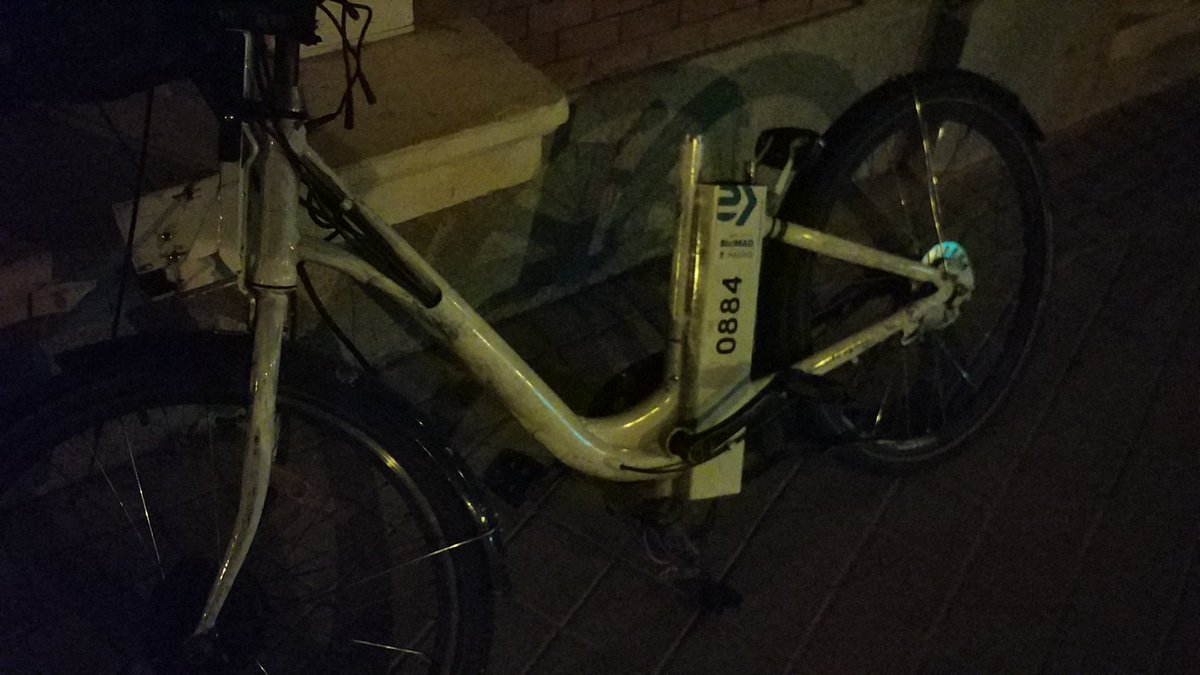 AlvaroEL90's tweet photo. @BiciMAD bici abandonada en la entrada del parque dehesa de la villa
frente a la parada 1581 del autobús
saludos https://t.co/9n3k29b68m
