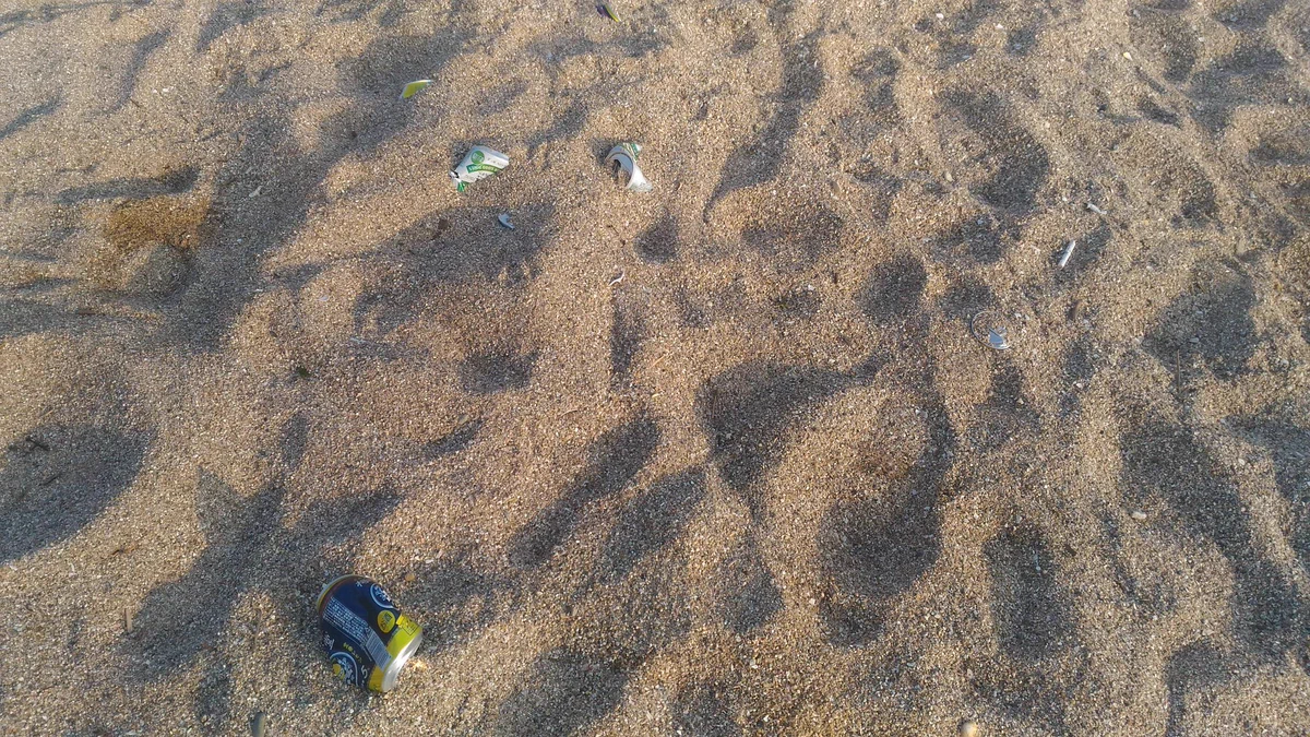 ビーチのゴミで一番困るのがコレ、砂に埋められて素足で踏むとケガする恐れも！