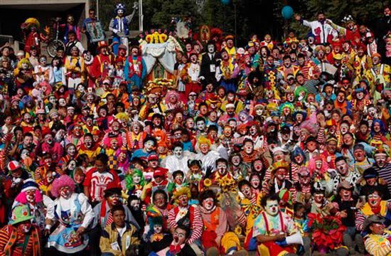 Juanitotwittea's tweet photo. Toda la #MafiaFD reunida en twitter esperando la tapa de #Hopendath #RebelionRoja que lindo es verlos todos juntos 🤡 https://t.co/QQYy9CM1Tw