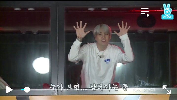 9minsuga_1993's tweet photo. Still, this is the most precious reaction of lil Yoongi to me, he's so cute😍🖤 https://t.co/po3IooFIXK