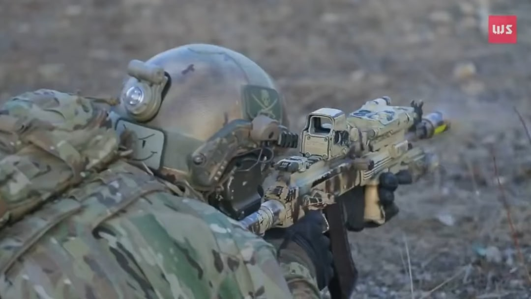 FSB Alfa officers from a 2014 shooting competition with EOTech EXPS2/3 and 512/552 sights, Zenit Perst 3 laser aiming devices, PP-19-01 Vityaz-SN, and Peltor ComTac headsets. 14/ https://vk.com/anti_terrorism?w=wall-107187851_138346