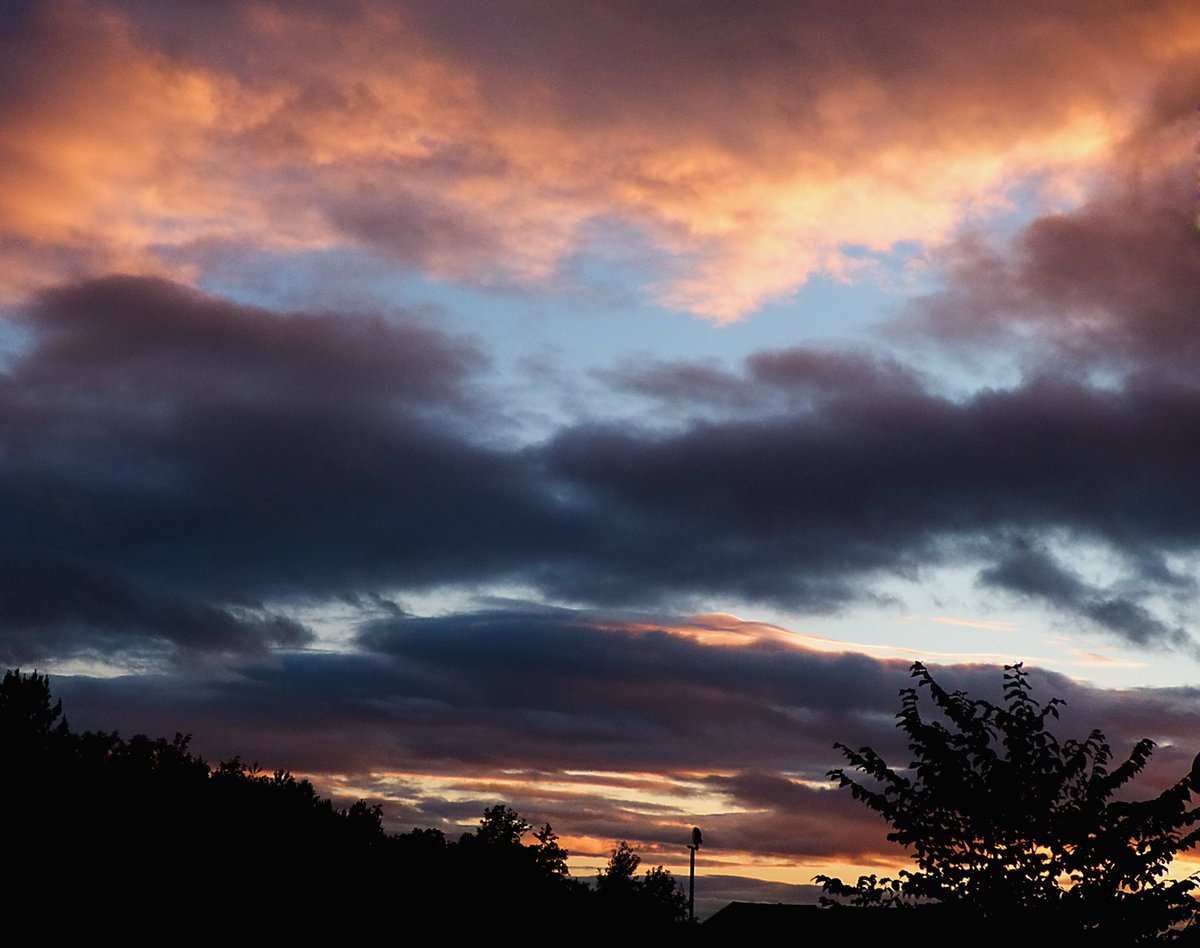 ccbigcam's tweet photo. Sunset tonight
The clouds acting like a canvas painted with colour
#Sunsets #FromMyWindow
#LockdownPhase3 #LockdownSunsets
@StormHour @LensAreLive
@ThePhotoHour
#WeatheringWithYou #WeatherWatchers https://t.co/9VJ5mW01HS