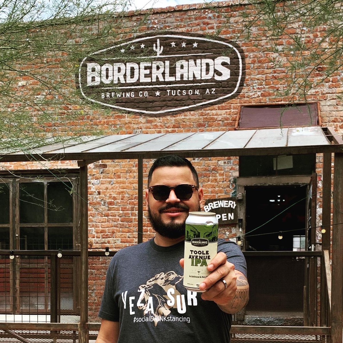 karlgranados24's tweet photo. @borderlandsbrew was established in 2011 by two friends Mike Mallozzi and Myles Stone who hatched a plan to start the brewery durint a game of kickball. #tucsoncraftbeer #arizonacraftbeer https://t.co/yPRaJjz9bL
