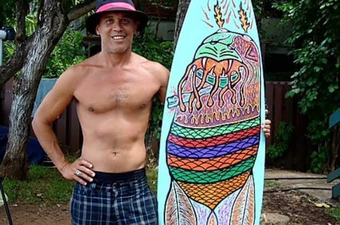 EdsonMu30813286's tweet image. A lenda do surf que no auge de seus 55 anos deixa muitos fãs órfãos,assim devemos ser sorrir,brincar e se divertir pois uma coisa é certa o amanhã não nos pertence #DerekHo