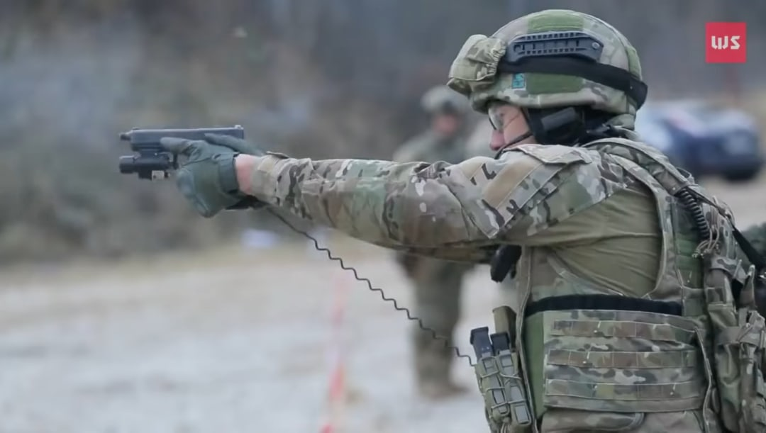 FSB Alfa officers from a 2014 shooting competition with EOTech EXPS2/3 and 512/552 sights, Zenit Perst 3 laser aiming devices, PP-19-01 Vityaz-SN, and Peltor ComTac headsets. 14/ https://vk.com/anti_terrorism?w=wall-107187851_138346