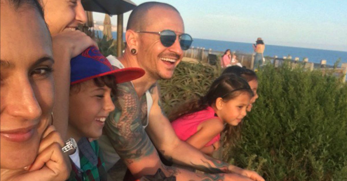 Bartleboom__'s tweet photo. La depressione è un mostro invisibile che si insinua nel tuo animo, prosciugandolo, anche se, dall'esterno, sembra che vada tutto bene. 
La depressione non ha volto. Infatti, questo era quello di #ChesterBennington prima di togliersi la vita.
3 anni senza di te.
#LinkinPark ♥️ https://t.co/AbMNlNqhNf