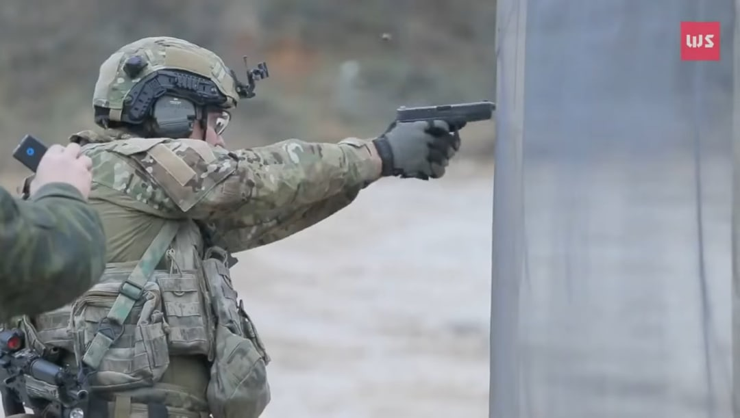 FSB Alfa officers from a 2014 shooting competition with EOTech EXPS2/3 and 512/552 sights, Zenit Perst 3 laser aiming devices, PP-19-01 Vityaz-SN, and Peltor ComTac headsets. 14/ https://vk.com/anti_terrorism?w=wall-107187851_138346