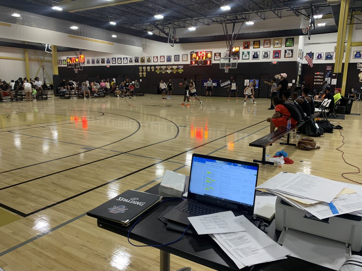 LimitLesSports's tweet photo. Lots of talent at the 5th annual @FCPPangos #Terrific24 s/o @trigonis30 40 teams repping 12 states: IN IL WI IA OH MO KY TN AL NY CO CA🙌🏼, 50+ media&amp;100s watching on @BallerTV 🎥‼️ Thx @ThefactoryD1 for hosting w/ COVID-19 prevention measures. #Pangos https://t.co/KCtIXSc3yq