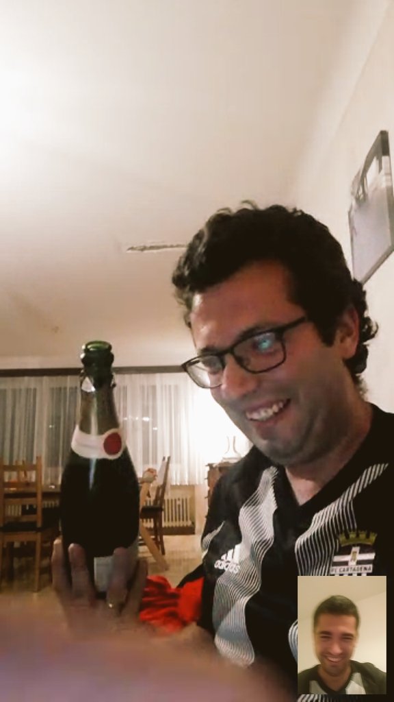 jorge92MS's tweet photo. Mi hermano y yo siguiéndolo juntos desde hace décadas. Ahora en Luxemburgo, y yo en Madrid, pero con la ilusión de siempre. Gracias por hacer el sueño realidad. Esto no sólo es fútbol...#EFESÉ https://t.co/l4rgPHjnkb