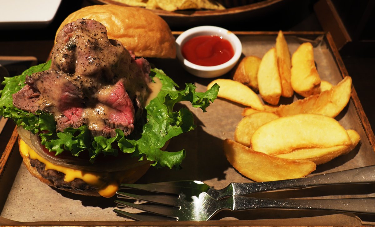 omsystem_jp's tweet photo. 【今日は #ハンバーガーの日 🍔】
ハンバーガーっておいしいけど、写真撮るのは難しい😭

実は「角度」がとっても大事！
ペンちゃんも大好きなハンバーガー撮影してみたペン♪
みんなはどの写真が好きかな？
#写真好きな人と繋がりたい https://t.co/EqLAsvsOQ1