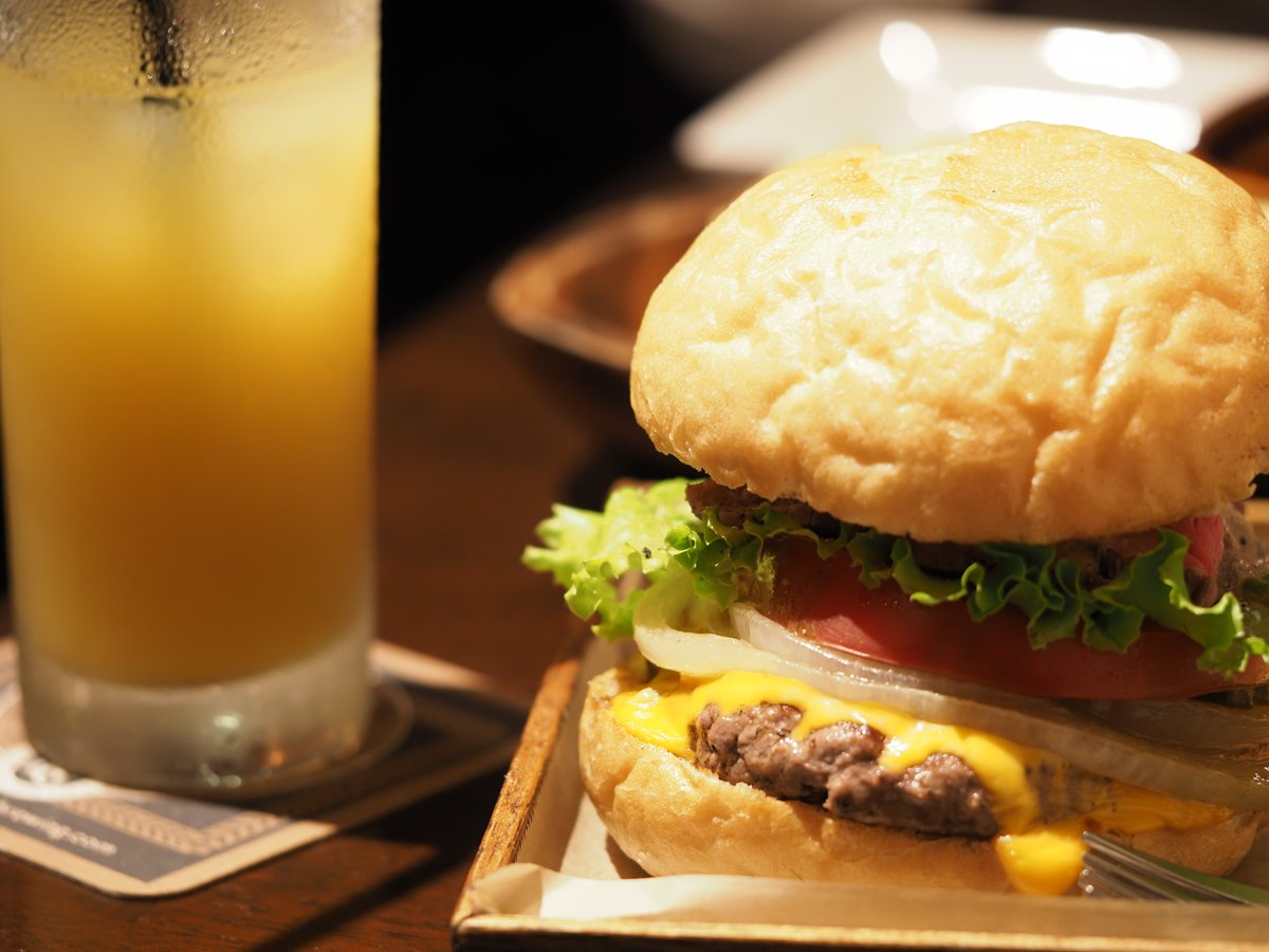omsystem_jp's tweet photo. 【今日は #ハンバーガーの日 🍔】
ハンバーガーっておいしいけど、写真撮るのは難しい😭

実は「角度」がとっても大事！
ペンちゃんも大好きなハンバーガー撮影してみたペン♪
みんなはどの写真が好きかな？
#写真好きな人と繋がりたい https://t.co/EqLAsvsOQ1