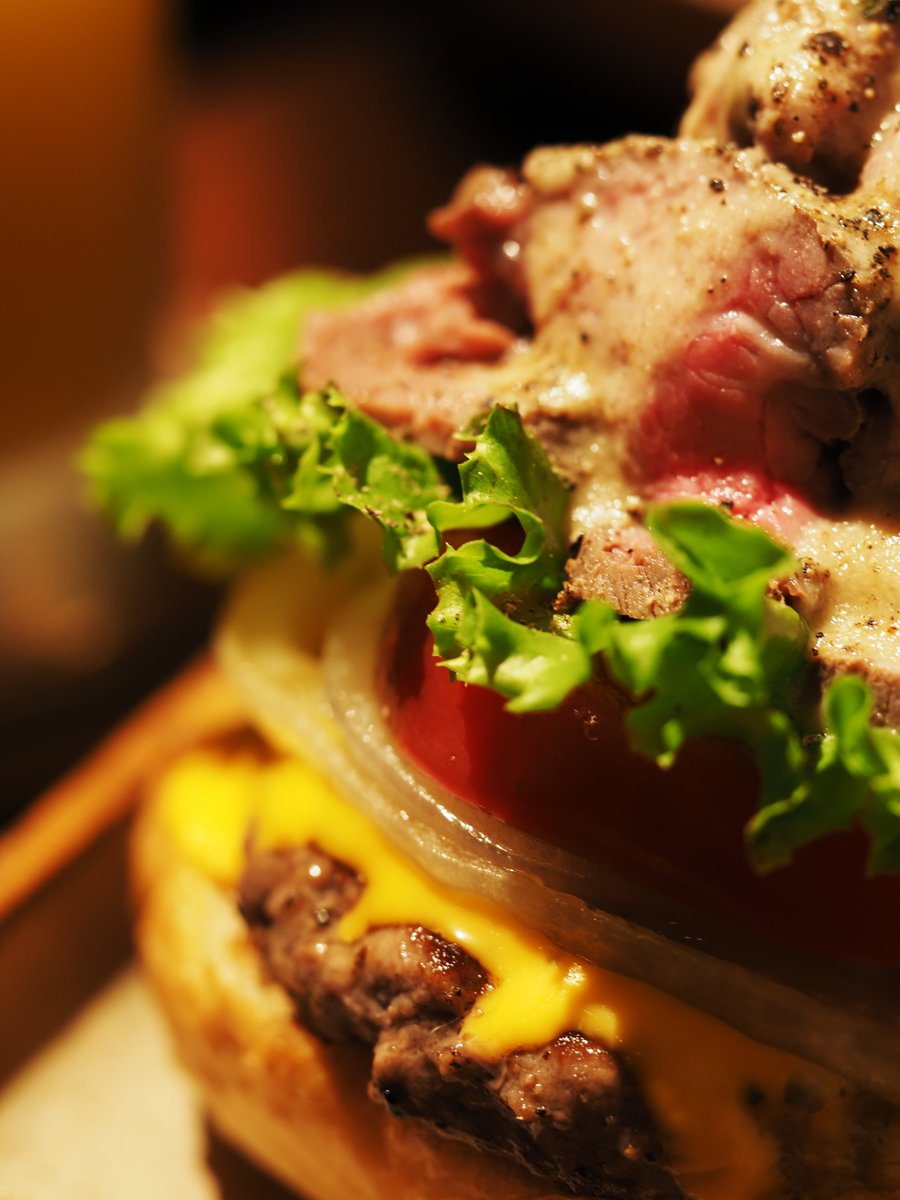 omsystem_jp's tweet photo. 【今日は #ハンバーガーの日 🍔】
ハンバーガーっておいしいけど、写真撮るのは難しい😭

実は「角度」がとっても大事！
ペンちゃんも大好きなハンバーガー撮影してみたペン♪
みんなはどの写真が好きかな？
#写真好きな人と繋がりたい https://t.co/EqLAsvsOQ1