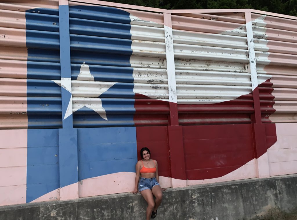 laaatinaaaa's tweet photo. Texas is just better 💛 https://t.co/TVKA7qVnbL