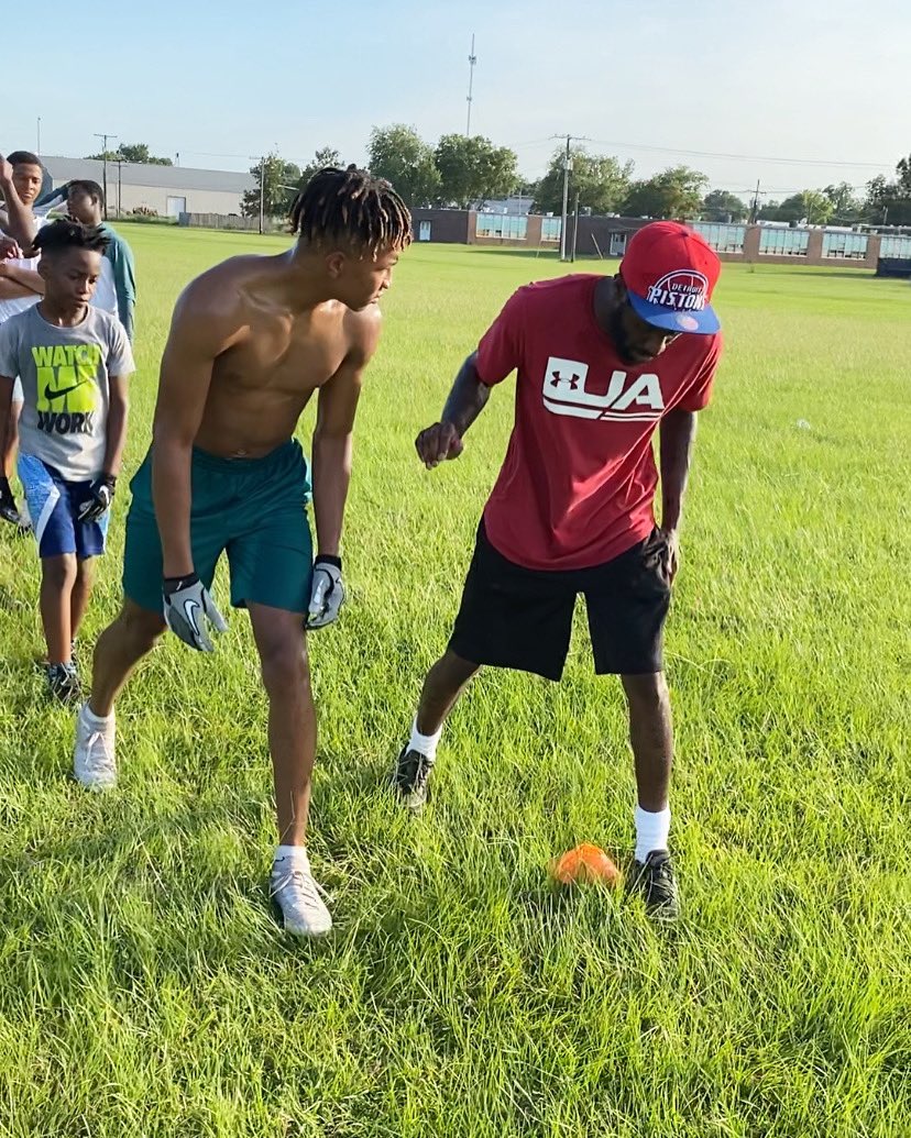 TheKennyBell7's tweet photo. Ignite the imagination and instill the love ❤️ of learning‼️🤝🏈#freeneph @KmsTayy https://t.co/rqLEo0w9by