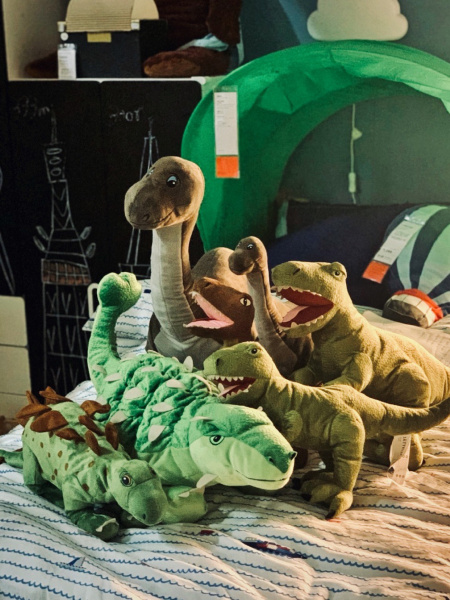 Ikea Tokyo Bay 公式 どし どし どし ソフトトイに恐竜たちが仲間入り トリケラトプス ステゴサウルスなど種類もたくさんあって恐竜好きにはたまりません よーくみると肉食と草食の恐竜とで顔つきが違うような Jattelik イェッテリク シリーズ