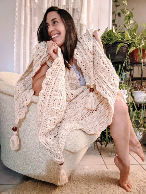 I'm so excited about this shawl I crocheted I had to do a photo shoot lol https://t.co/xhu3Vziki1