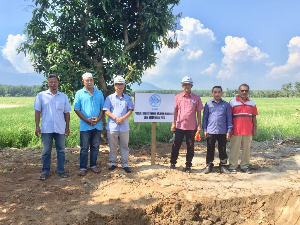 LkimKedah's tweet photo. Majlis Pecah Tanah (Bina Baru) Bagi Projek Khas Perumahan Nelayan Dan Penyampaian 'Mock Cheque' di Kampung Segantang Garam, Merbok, Kedah yang disempurnakan oleh Y Bhg. Tuan Haji Othman Bin Abdul Latiff, Ketua Pengarah LKIM
#MOA
#LKIM
#lkimkedah
#NelayanHeroKami https://t.co/dXVrcx2Ez6
