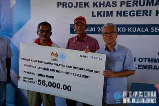 LkimKedah's tweet photo. Majlis Pecah Tanah (Bina Baru) Bagi Projek Khas Perumahan Nelayan Dan Penyampaian 'Mock Cheque' di Kampung Segantang Garam, Merbok, Kedah yang disempurnakan oleh Y Bhg. Tuan Haji Othman Bin Abdul Latiff, Ketua Pengarah LKIM
#MOA
#LKIM
#lkimkedah
#NelayanHeroKami https://t.co/dXVrcx2Ez6