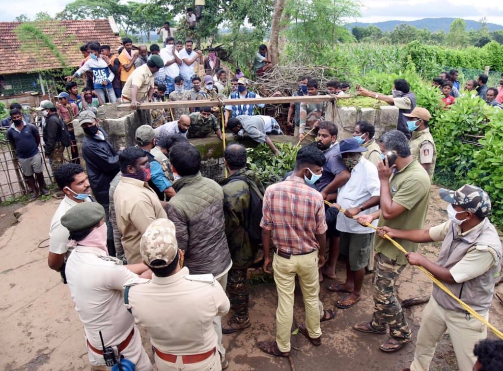 ParveenKaswan's tweet photo. He is Siddarju, RFO from Nagarhole. He entered 100ft dry well to rescue a leopard. By locking himself in a metal cage with a torch and his mobile phone in hand, entered a dry well to rescue a leopard. This is what commitment looks like. Proud of such green soldiers. https://t.co/HBJokpdDOd