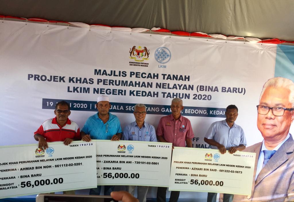 LkimKedah's tweet photo. Majlis Pecah Tanah (Bina Baru) Bagi Projek Khas Perumahan Nelayan Dan Penyampaian 'Mock Cheque' di Kampung Segantang Garam, Merbok, Kedah yang disempurnakan oleh Y Bhg. Tuan Haji Othman Bin Abdul Latiff, Ketua Pengarah LKIM
#MOA
#LKIM
#lkimkedah
#NelayanHeroKami https://t.co/dXVrcx2Ez6