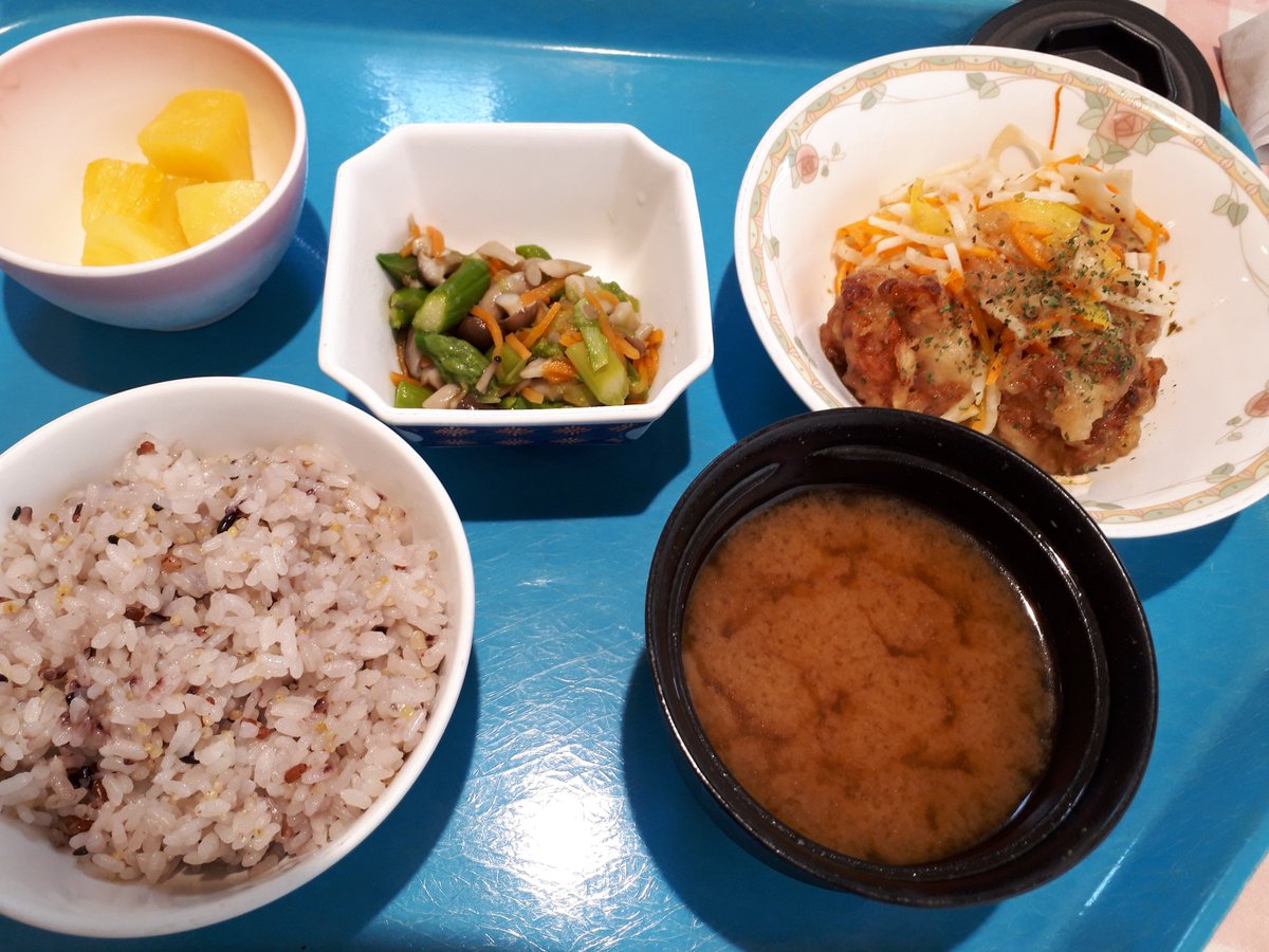 coEYDOcdprKvglo's tweet photo. 五穀米　今日のランチ
特別でないけど、美味しい☺️

#病院普通食　#ランチ https://t.co/cm0W5Dz7u3