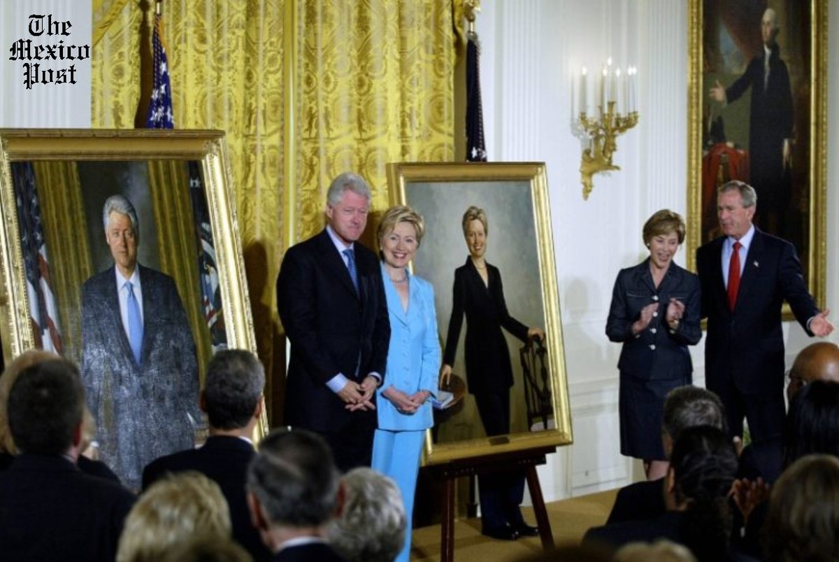 MexicoPost's tweet photo. Los retratos oficiales de Bill Clinton y George W. Bush, expuestos hasta ahora en el hall de ingreso a la #CasaBlanca, donde #DonaldTrump podía verlos diariamente, fueron retirados para ser ubicados en una sala poco #visitada de la residencia presidencial. https://t.co/7Ar8tb0RwN