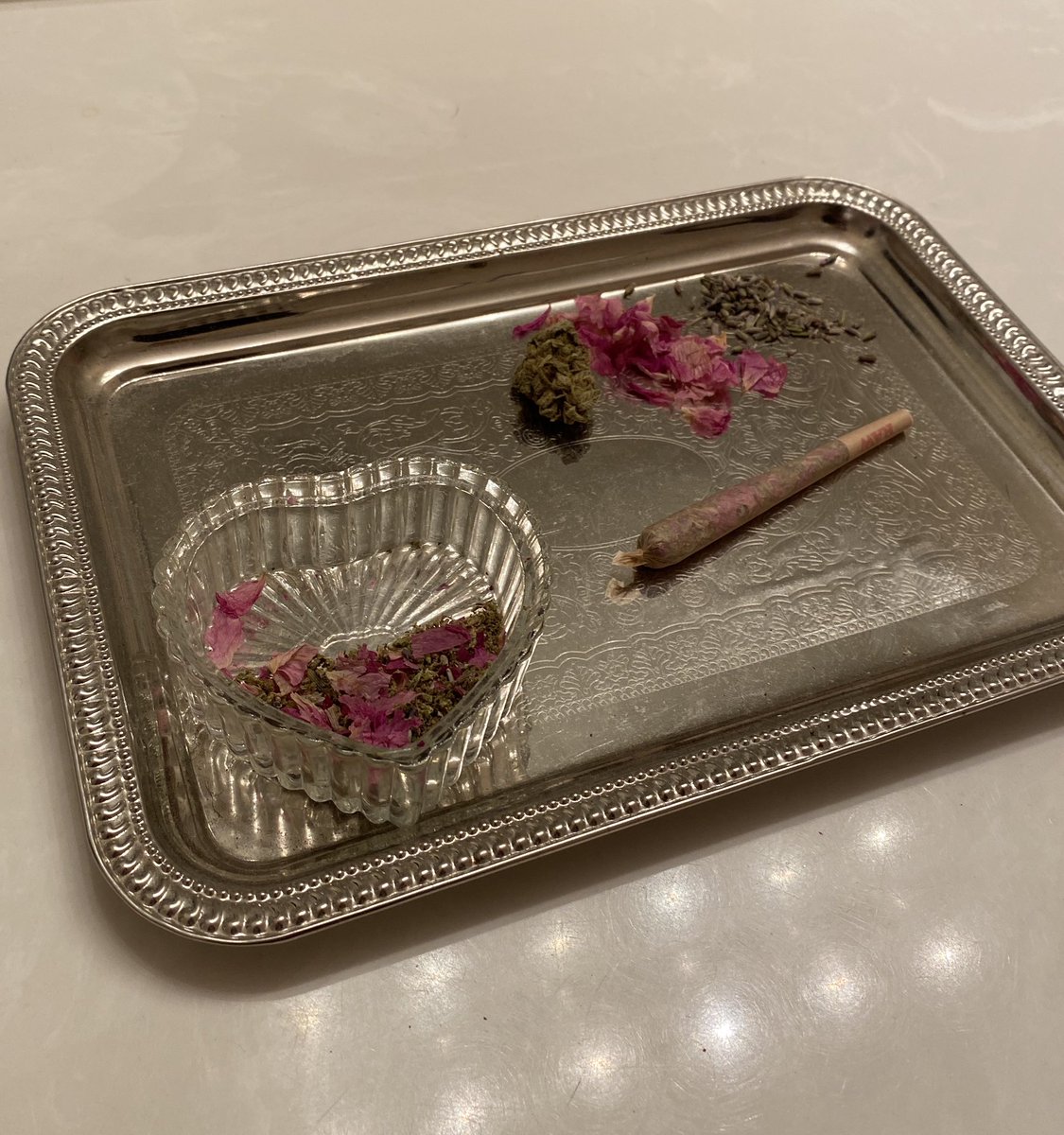 2beIonely's tweet photo. fuck it weed, lavender, rose petal joint https://t.co/a5MTtY1HCh