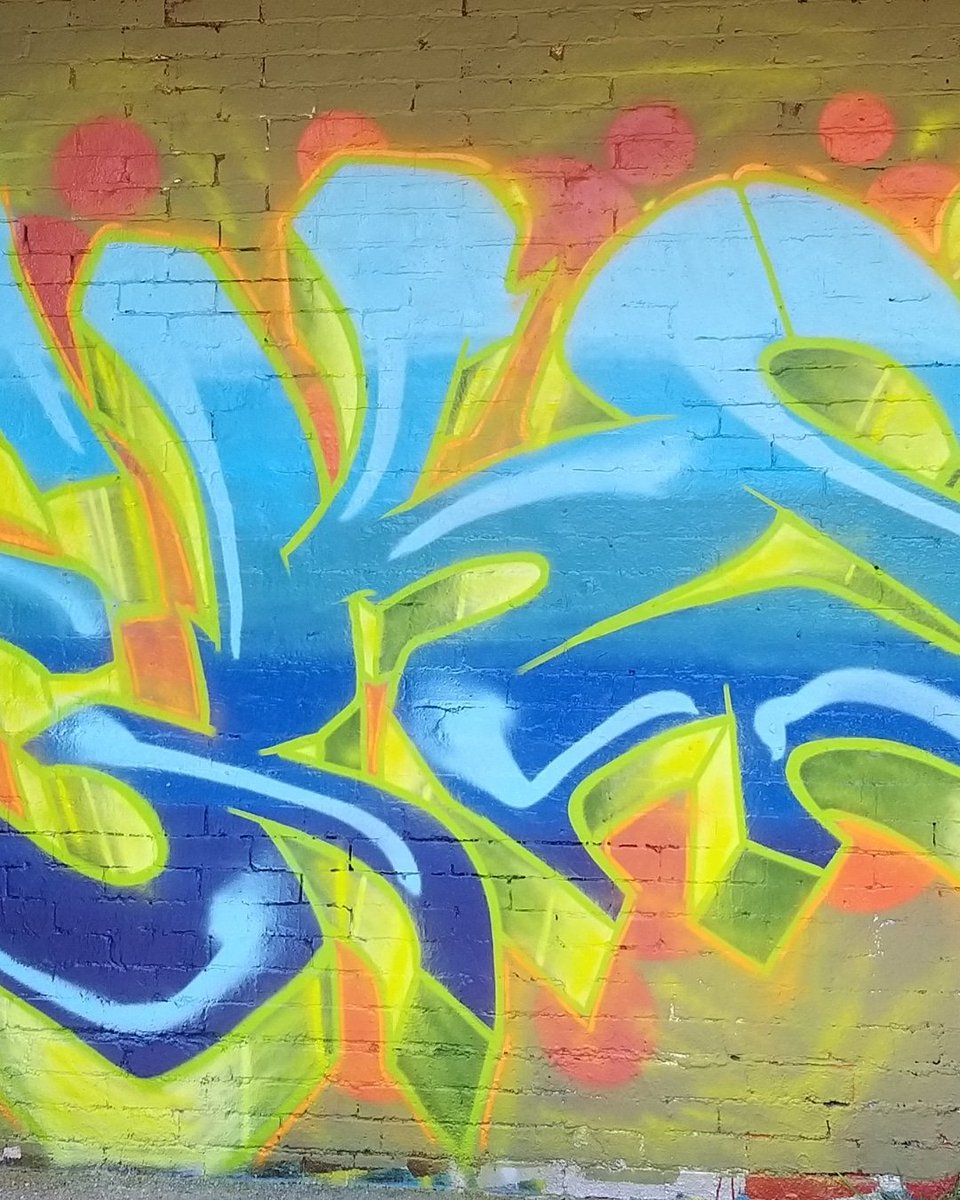 Part of a recent piece. I had fun painting this one.

#eksgraffiti #graffiti #graffitiart #streetart #legalwall #graffitiletters
