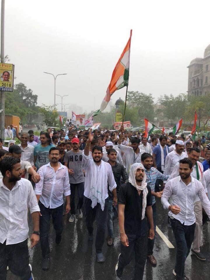 Krchoudhary's tweet photo. गहलोत को केवल चाटुकार पसंद थे, इसलिए college राजनीति से ही ख़त्म करना चाहा, लेकिन युवाओं ने कंधो पर बैठा कर यहाँ तक पहुँचाया, जिसमें @SachinPilot जी का पुरा समर्थन रहा। #मैं_भी_मुकेश_भाकर https://t.co/6cyqiL69CN