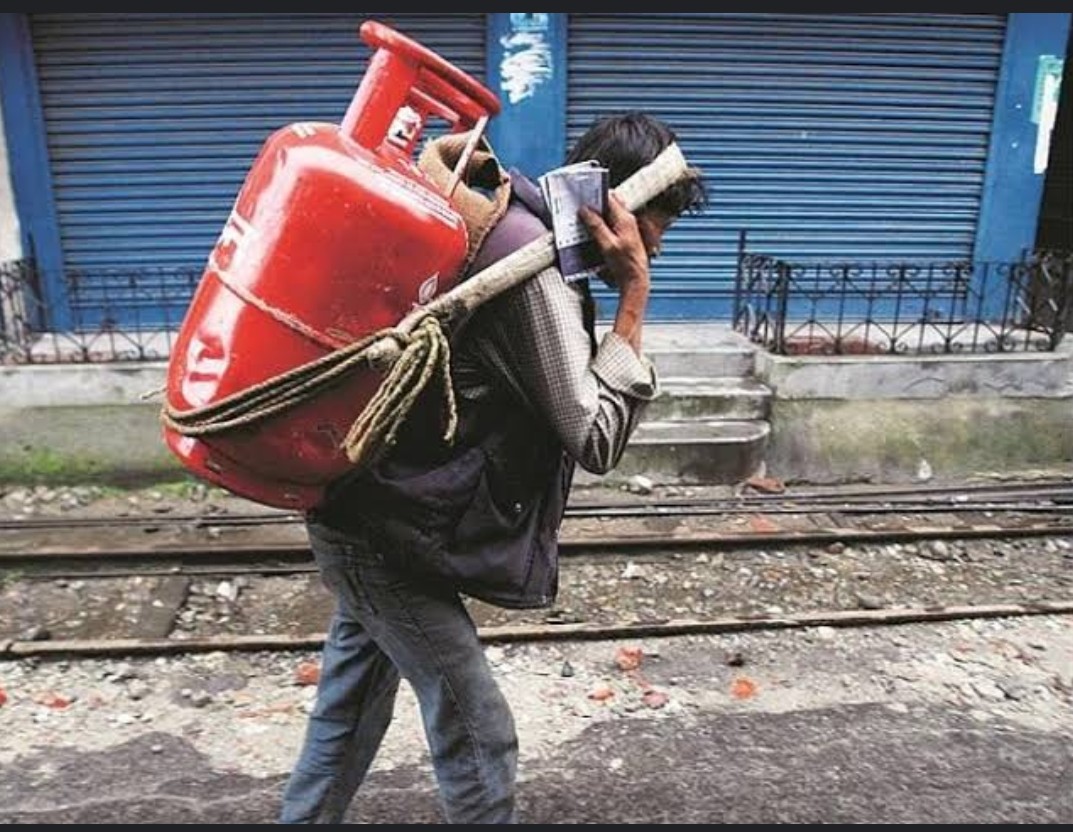 LPGfederation's tweet photo. @PMOIndia @dpradhanbjp @PetroleumMin @rajeshaggarwal @IndianOilcl @BPCLimited
@HPCL I deliver LPG cyls at ur doorstep braving pandemic/floods.Cross rivers/deserts,hilly terrains, walk kms on Packdandis carrying cyls on my back to bring smile on ur face. Remember me in ur prayers. https://t.co/IAy5nTIq3i