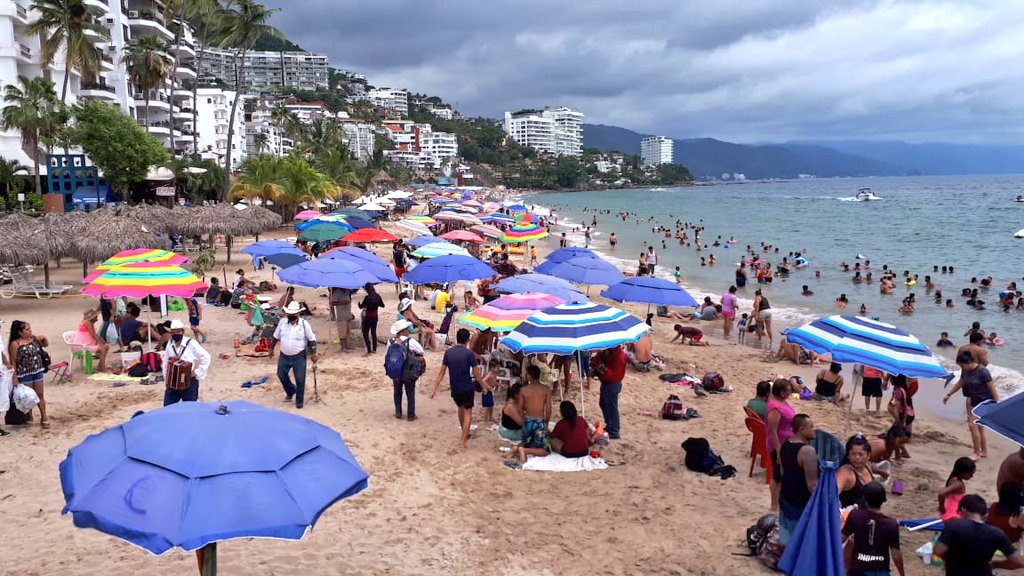 TuAmigoFranco's tweet photo. Y es así que crece la pandemia. Playas de #PuertoVallarta abarrotadas como si no hubiera un mañana. (Vía @PCJalisco) https://t.co/SRf8ovpKkU