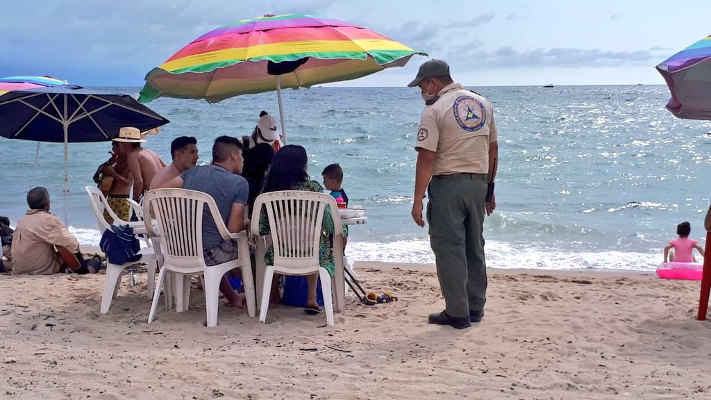 TuAmigoFranco's tweet photo. Y es así que crece la pandemia. Playas de #PuertoVallarta abarrotadas como si no hubiera un mañana. (Vía @PCJalisco) https://t.co/SRf8ovpKkU