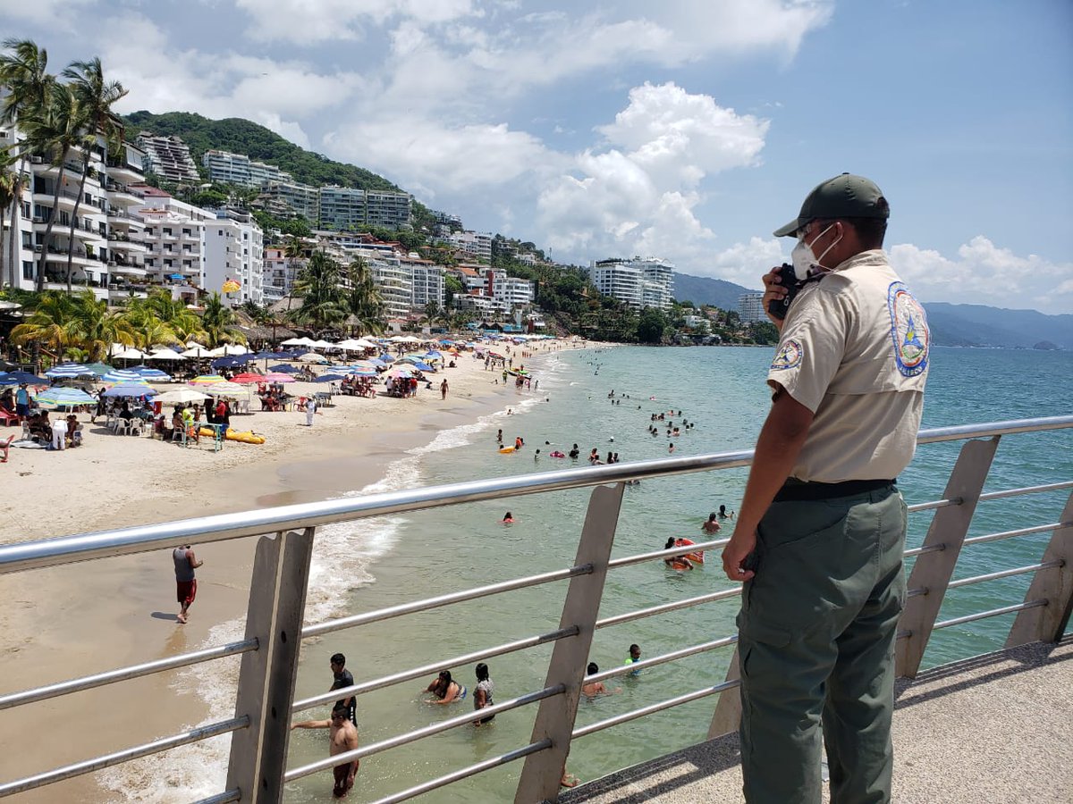 TuAmigoFranco's tweet photo. Y es así que crece la pandemia. Playas de #PuertoVallarta abarrotadas como si no hubiera un mañana. (Vía @PCJalisco) https://t.co/SRf8ovpKkU