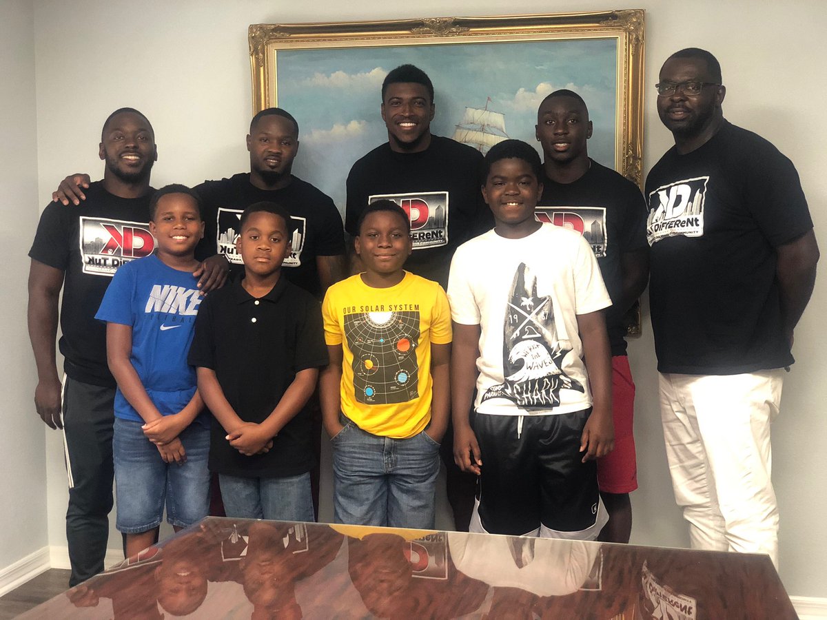 JohnIvory_NFL's tweet photo. @Keanu_Neal swung through Ocala today to see family. I let him know about this great organization “Kut Different” &amp; he took time out of his day today to speak with the kids before driving back home to ATL. If you’re interested in making a difference contact @BallerDad352 @352Jy https://t.co/atQhKAlsNt