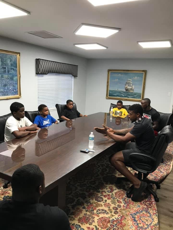 JohnIvory_NFL's tweet photo. @Keanu_Neal swung through Ocala today to see family. I let him know about this great organization “Kut Different” &amp; he took time out of his day today to speak with the kids before driving back home to ATL. If you’re interested in making a difference contact @BallerDad352 @352Jy https://t.co/atQhKAlsNt