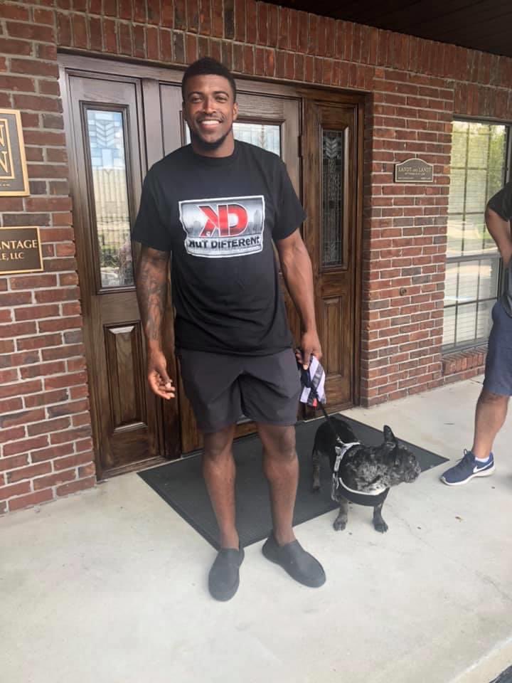 JohnIvory_NFL's tweet photo. @Keanu_Neal swung through Ocala today to see family. I let him know about this great organization “Kut Different” &amp; he took time out of his day today to speak with the kids before driving back home to ATL. If you’re interested in making a difference contact @BallerDad352 @352Jy https://t.co/atQhKAlsNt