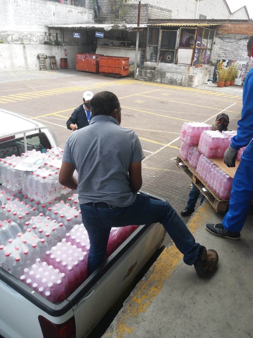 Azendecorp's tweet photo. Entrega en donación de productos #Vivant a @BombeRuminahui en alianza con #ClubRotarioTomebamba juntos superaremos ésta situación dificil que afronta el país. #Alcomacx #VivantEcuador #Hipomacx @jaimeordonez4 https://t.co/il5srhyF8N