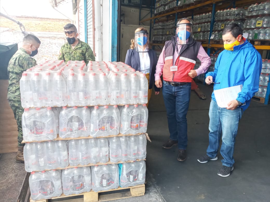 Azendecorp's tweet photo. Entrega en donación de productos #Vivant a @BombeRuminahui en alianza con #ClubRotarioTomebamba juntos superaremos ésta situación dificil que afronta el país. #Alcomacx #VivantEcuador #Hipomacx @jaimeordonez4 https://t.co/il5srhyF8N