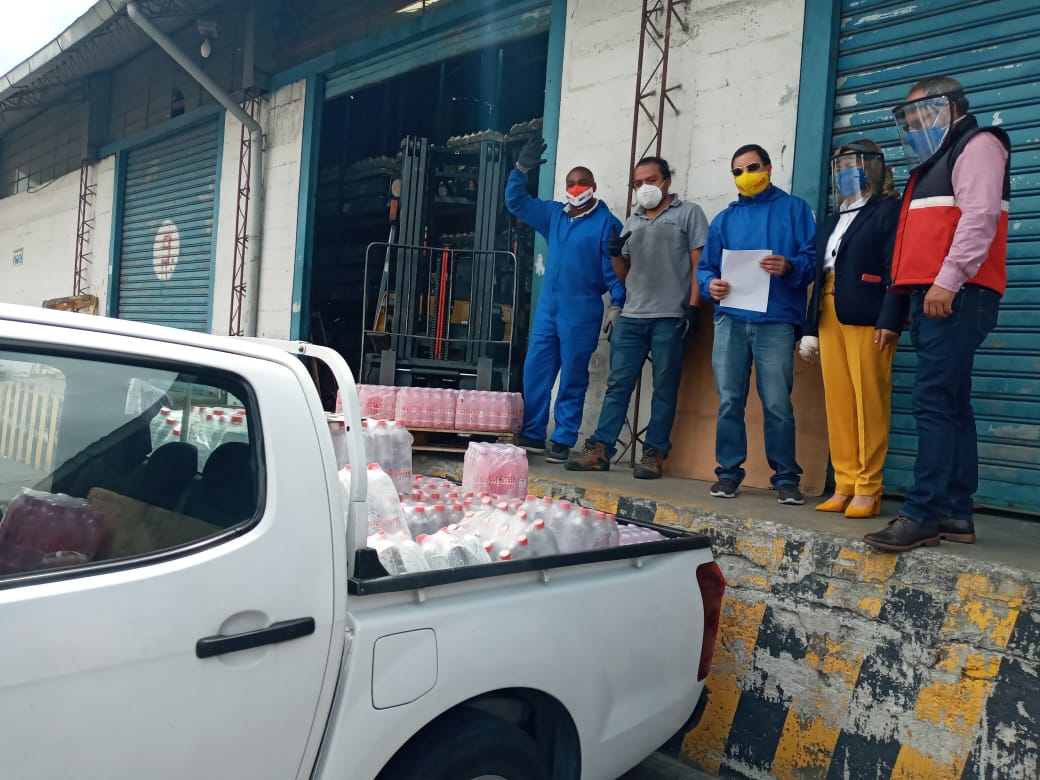 Azendecorp's tweet photo. Entrega en donación de productos #Vivant a @BombeRuminahui en alianza con #ClubRotarioTomebamba juntos superaremos ésta situación dificil que afronta el país. #Alcomacx #VivantEcuador #Hipomacx @jaimeordonez4 https://t.co/il5srhyF8N