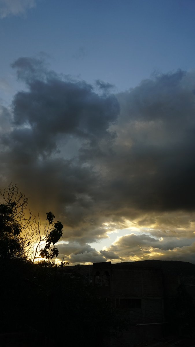 EsDonClemencio's tweet photo. 5. No encerrarse en la habitación. Durante el día, mantener la puerta abierta. Despejarse en el patio, si lo hay, es lo mejor. Si no hay patio, observar el cielo desde algún punto de la casa.

#Honduras #Honduras🇭🇳 #visitHonduras #Hondurasesbella #sunsetphoto #sunsets_captures https://t.co/RniNXgVHcK