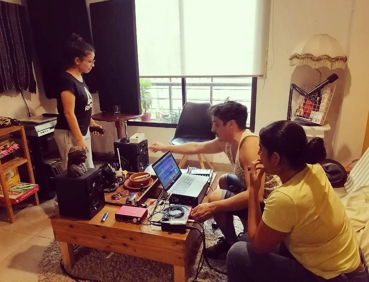LosCorrientes's tweet photo. Domingo pero el camello continúa!! Esta vez armamos el estudio en caleta de #DoñaPepa @majandrac para grabar sus voces. Siempre bajo la guía de nuestra coach vocal Carmen Miranda @BelCarmen 🎤🎶

#LosCorrientes #nuevodisco #muypronto
#consciencia #gratitud #empatía #quédateencasa https://t.co/tn7XDbrjZM