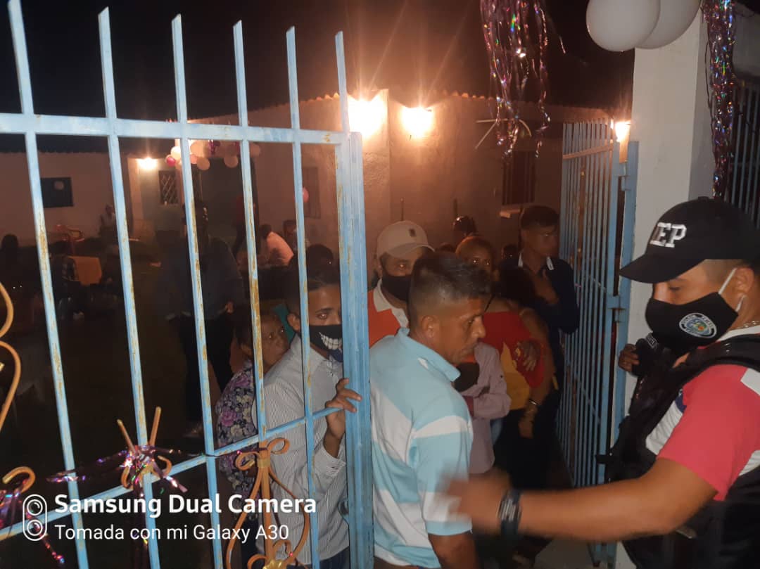 ivanrive3's tweet photo. 2/4 Puentes realizaba en su residencia una fiesta de 15 años, lo que ocasionó aglomeración importante de personas que en el marco de la pandemia por el #Coronavirus está prohibido, más aún cuando el municipio Alberto Adriani está catalogado como un foco de contagio. https://t.co/ssp1iiDxe4