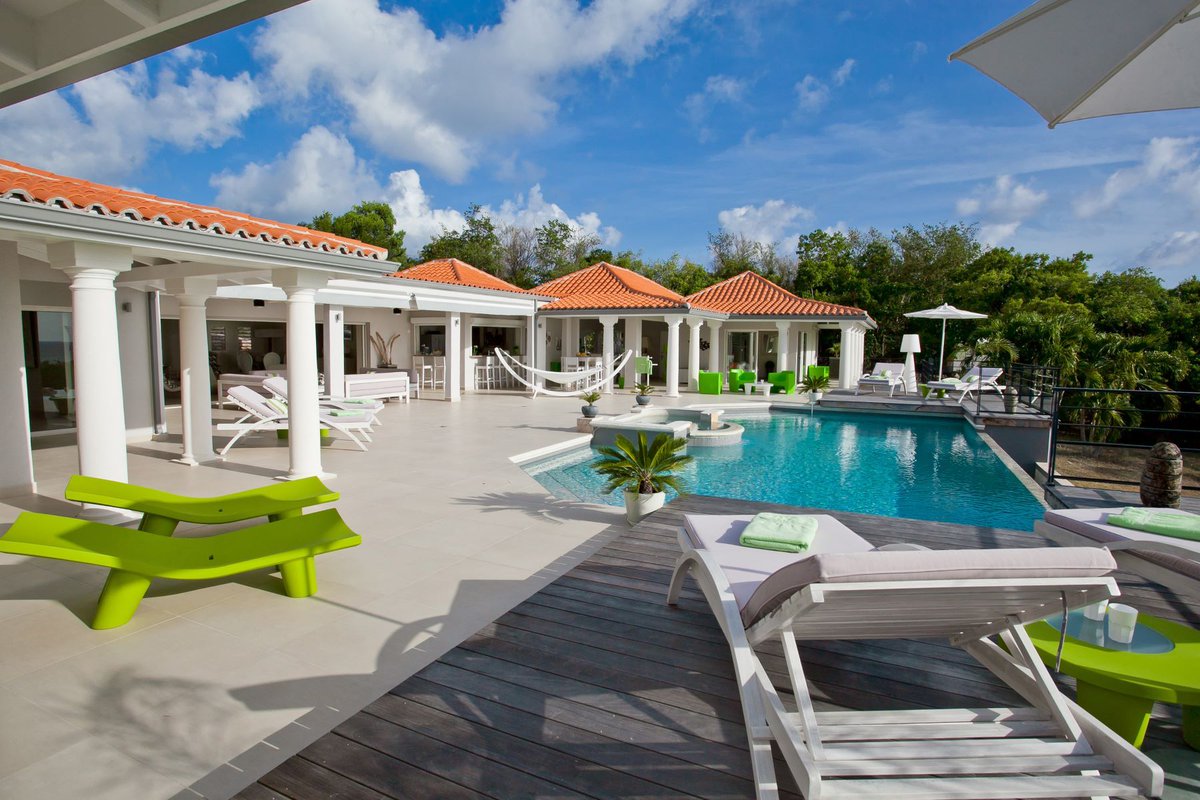 SXMSIR's tweet photo. This superb home offers a 180° view of the Caribbean Sea from the expansive terrace and a fabulous heated pool and hot tub perfect for a dip in the cooler evenings. #sxm #stmartin #exceptionaldefined

https://t.co/9r3qJUyATd https://t.co/TNrdvgBGVX