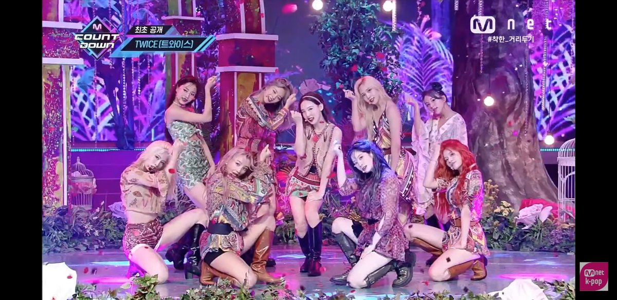 Miso_giant's tweet photo. @MnetMcountdown 트와이스 컴백무대 엔딩을 제 최애 인증샷으로 선택했어요~ 코로나로 인해 콘서트도 취소되고 자주 못보게 되어 여러가지로 아쉬웠는데 , 너무 반갑고 고마운 컴백무대가 끝나고 여운이 너무 길게 남았던 기억이 나서 유튭으로 복습하며 캡쳐해봤습니다~! #월드넘버원_엠카이벤트 #MCOUUNTDOWN #TWICE https://t.co/QIjxcQRDxp