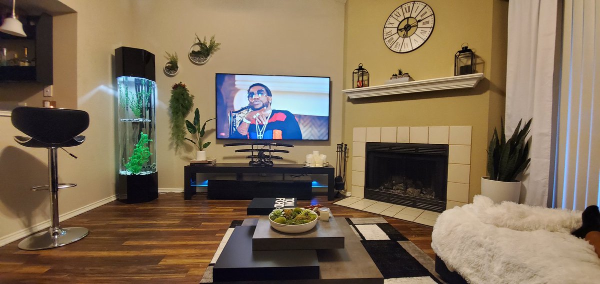 Demani_Sm1th's tweet image. 6. Finish look... add one more skills... Interior decorator... 
So I took the old aquarium stones and added a lil razzle dazzle to the wall decor...
 #JackofAllTrades
#MasterofSome😏